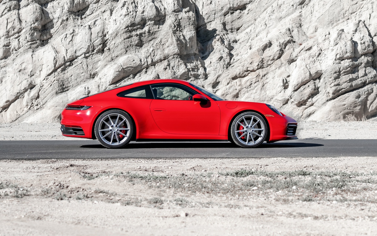 Красный  Porsche 911 Carrera S, 2020 года на фоне горы