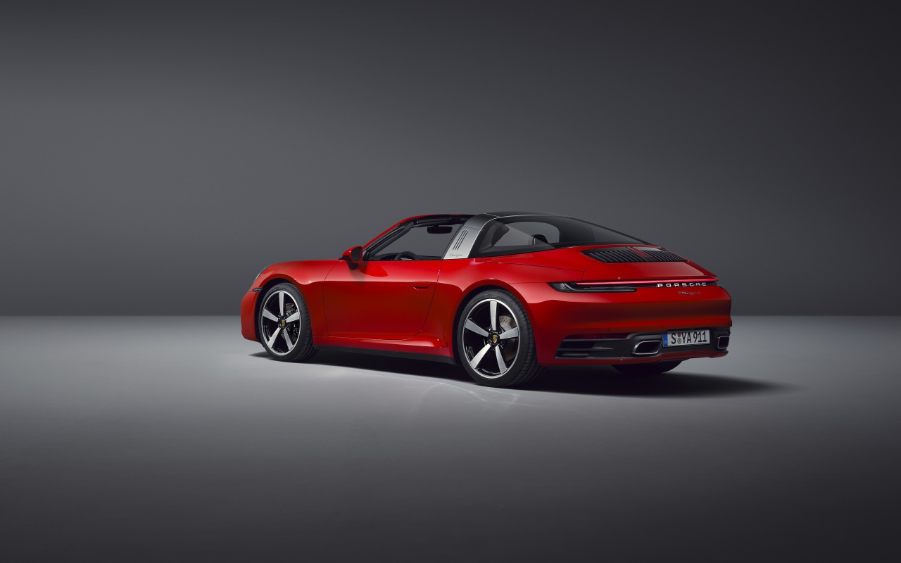 Красный автомобиль Porsche 911 Targa 4, 2020 года на сером фоне вид сзади