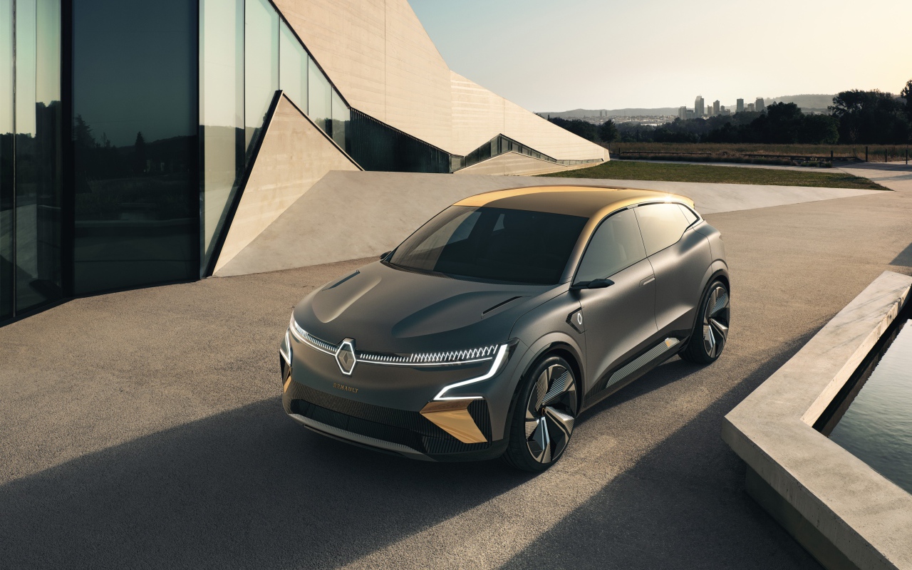 Серебристый автомобиль Renault Mégane EVision 2020 года у здания