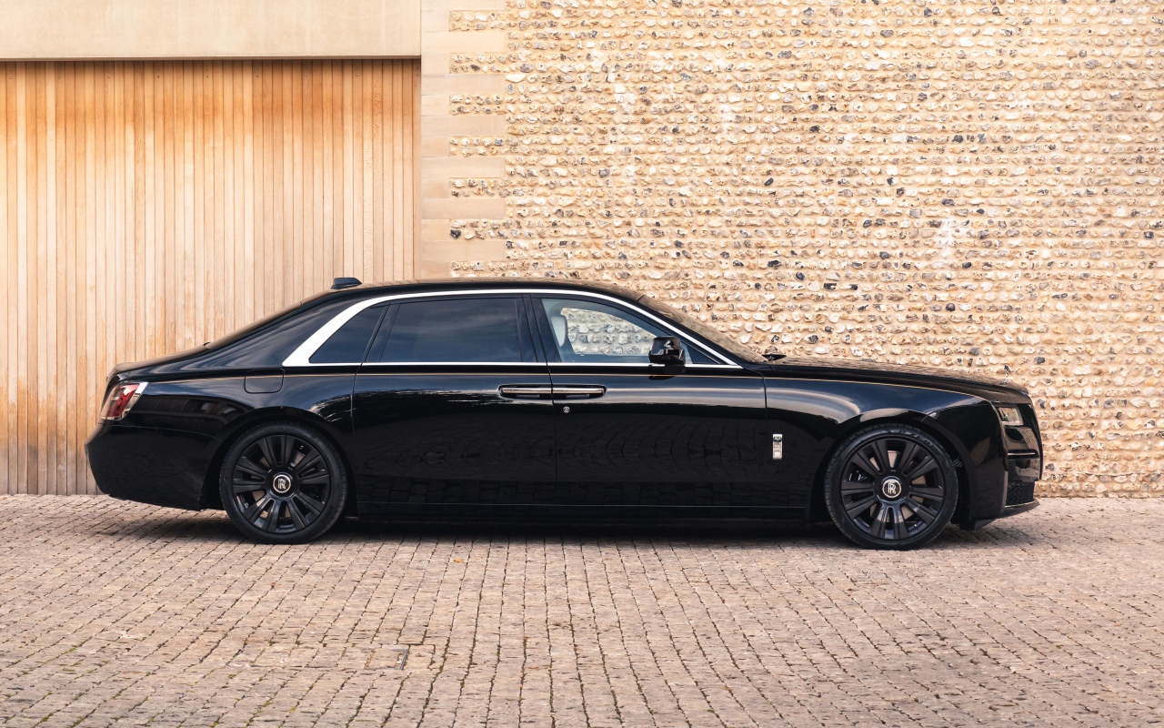 Черный автомобиль Rolls-Royce Ghost EWB 2020 года у стены