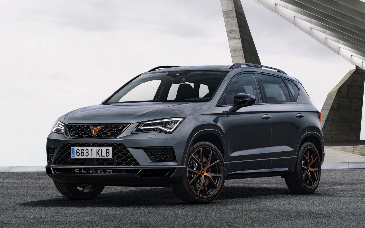 Автомобиль Seat Cupra Ateca у здания