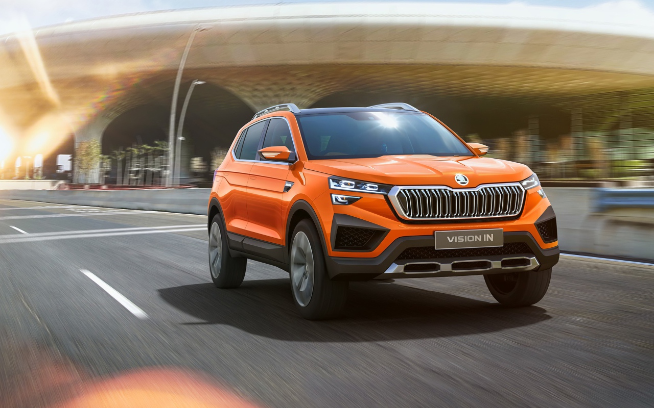 Оранжевый внедорожник Skoda Vision IN 2020 года на дороге