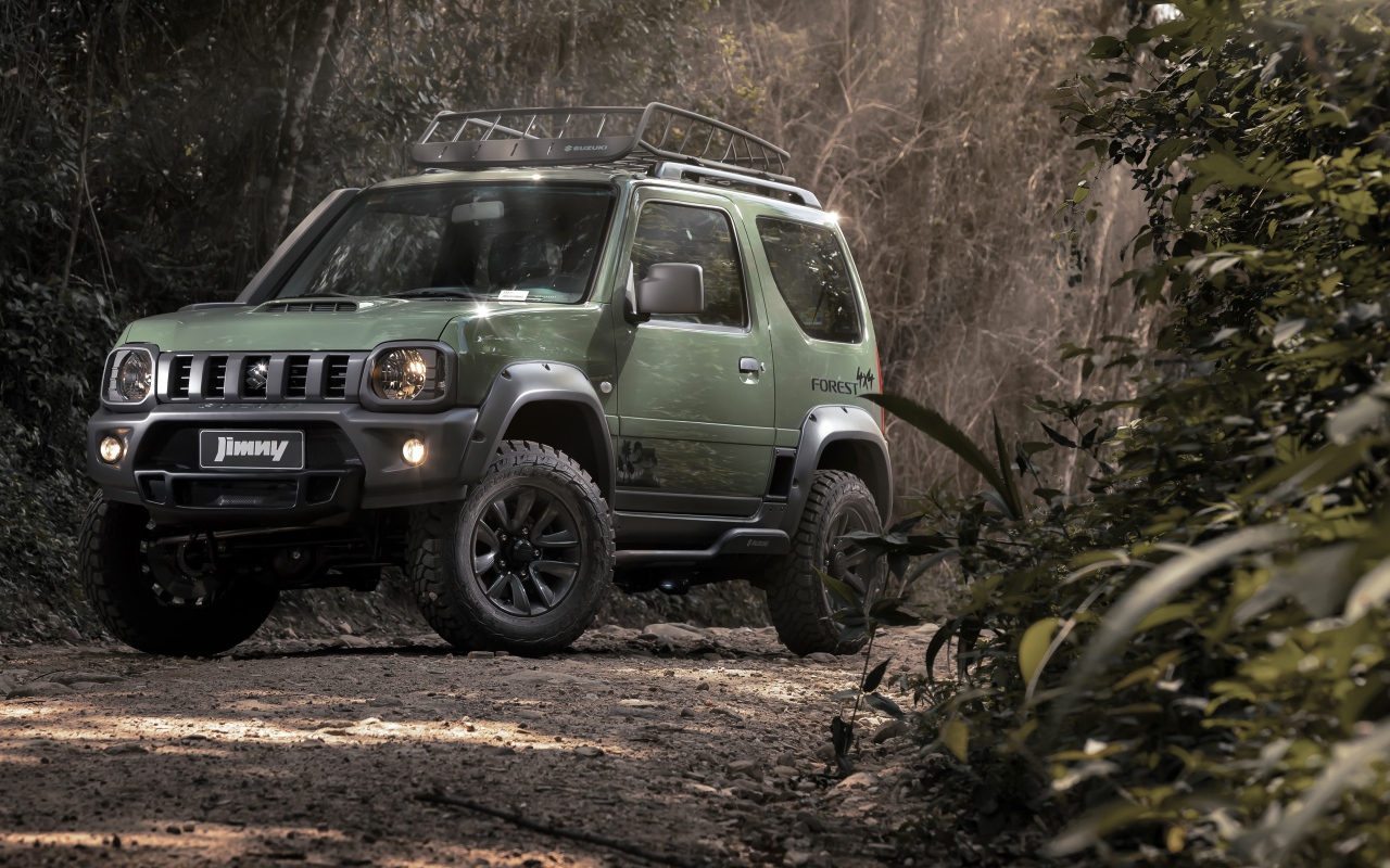 Большой внедорожник Suzuki Jimny Forest 2020 года в лесу