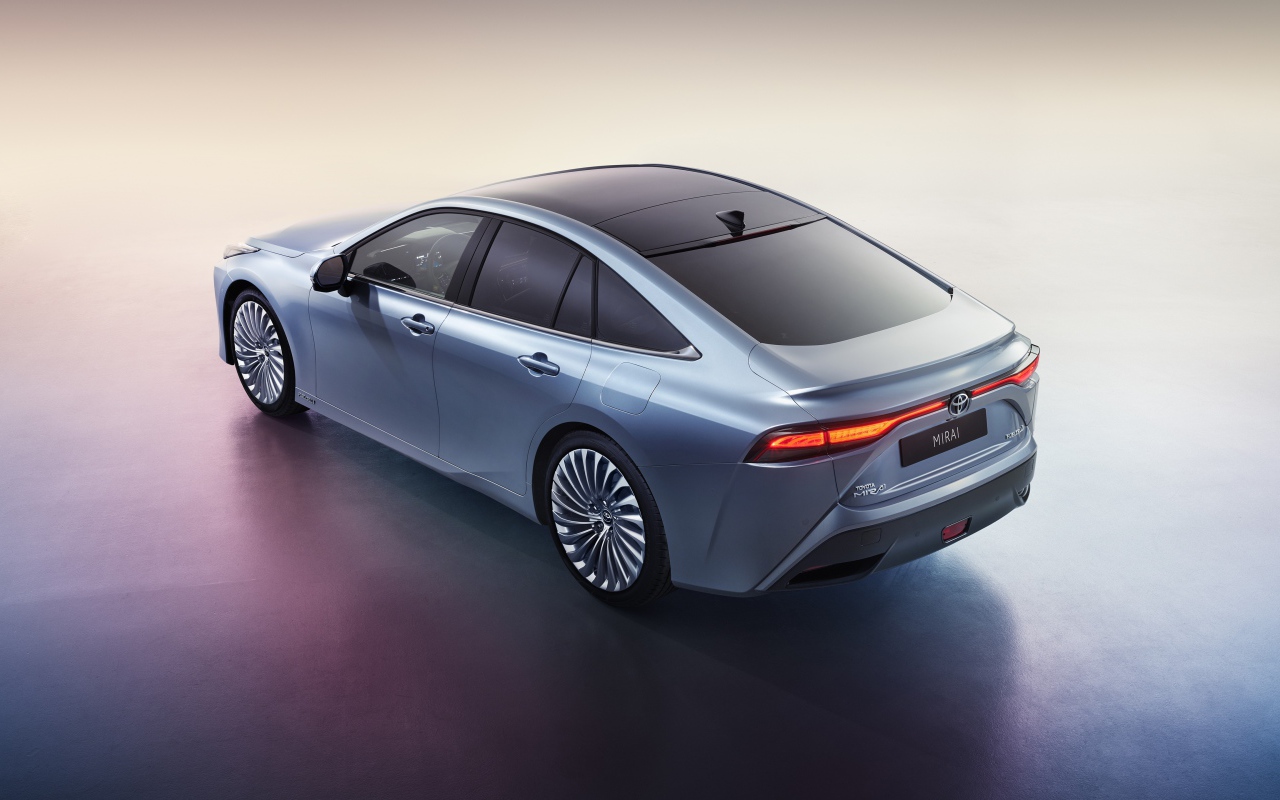 Серебристый автомобиль Toyota Mirai 2020 года вид сзади