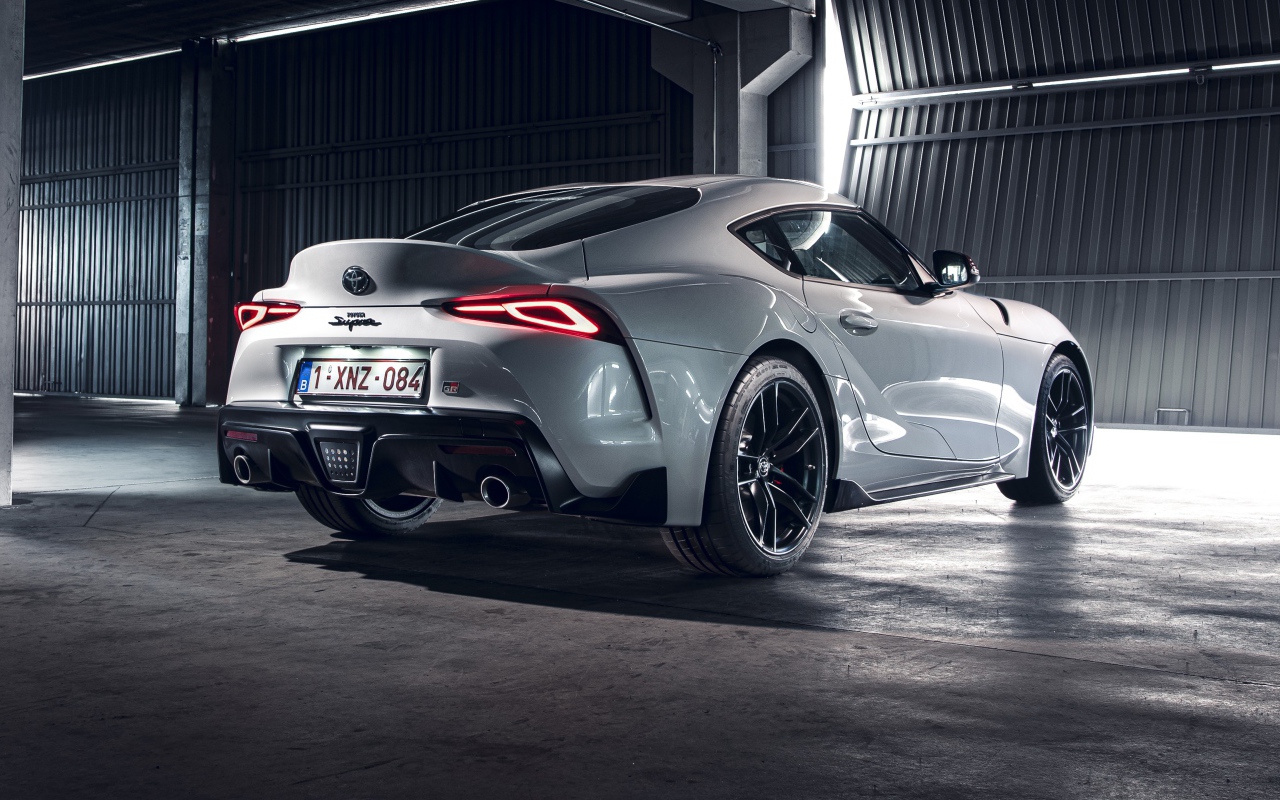 Белый автомобиль Toyota GR Supra 2 Fuji Speedway Edition 2020 года вид сзади 