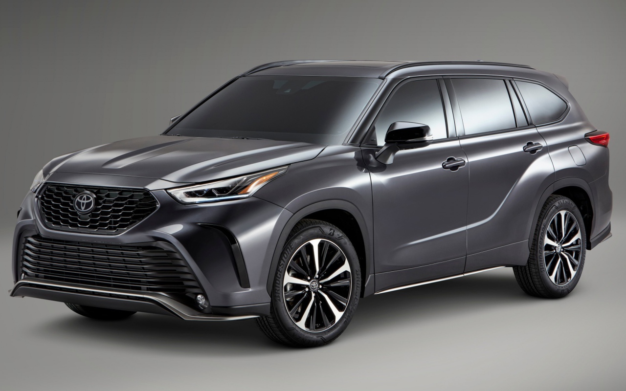 Серый внедорожник Тайота на сером фоне, 2021 года