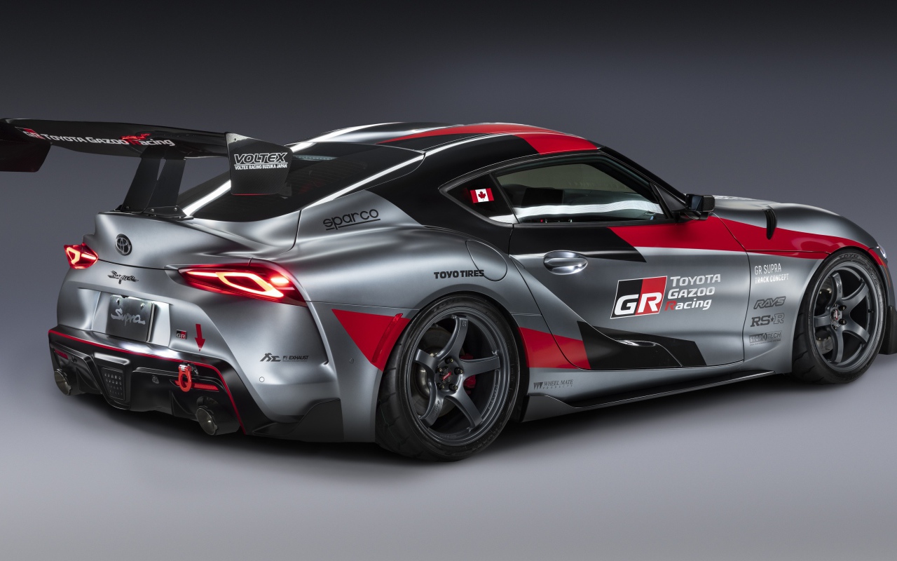 Спортивный автомобиль Toyota GR Supra Track Concept 2020 года вид сзади на сером фоне