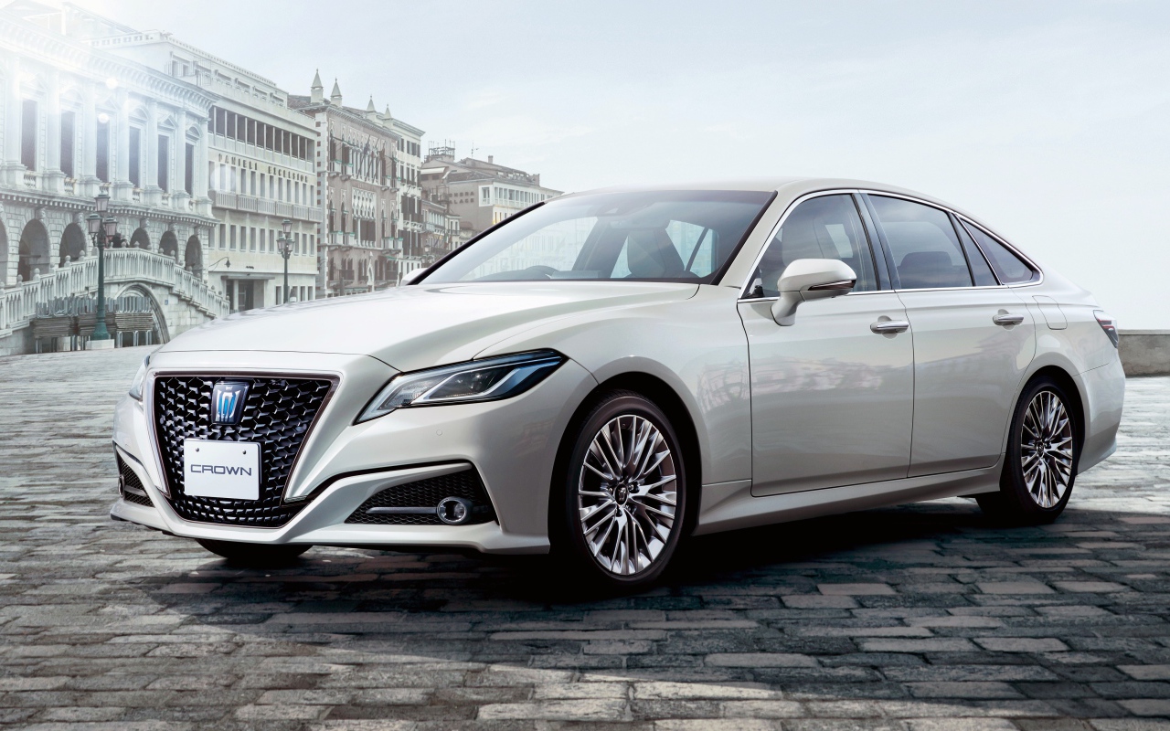 Стильный автомобиль Toyota Crown S, 2020 года на фоне здания