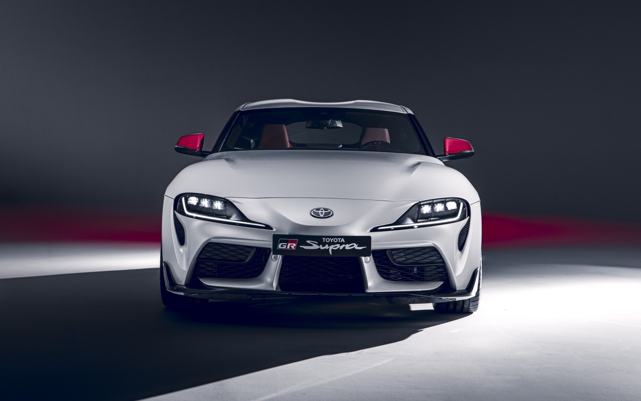 Белый автомобиль Toyota GR Supra 2L 2020 года вид спереди