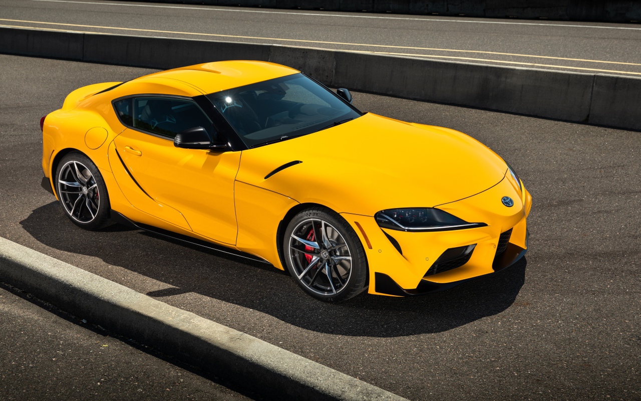 Желтый автомобиль  Toyota GR Supra, 2021 года 