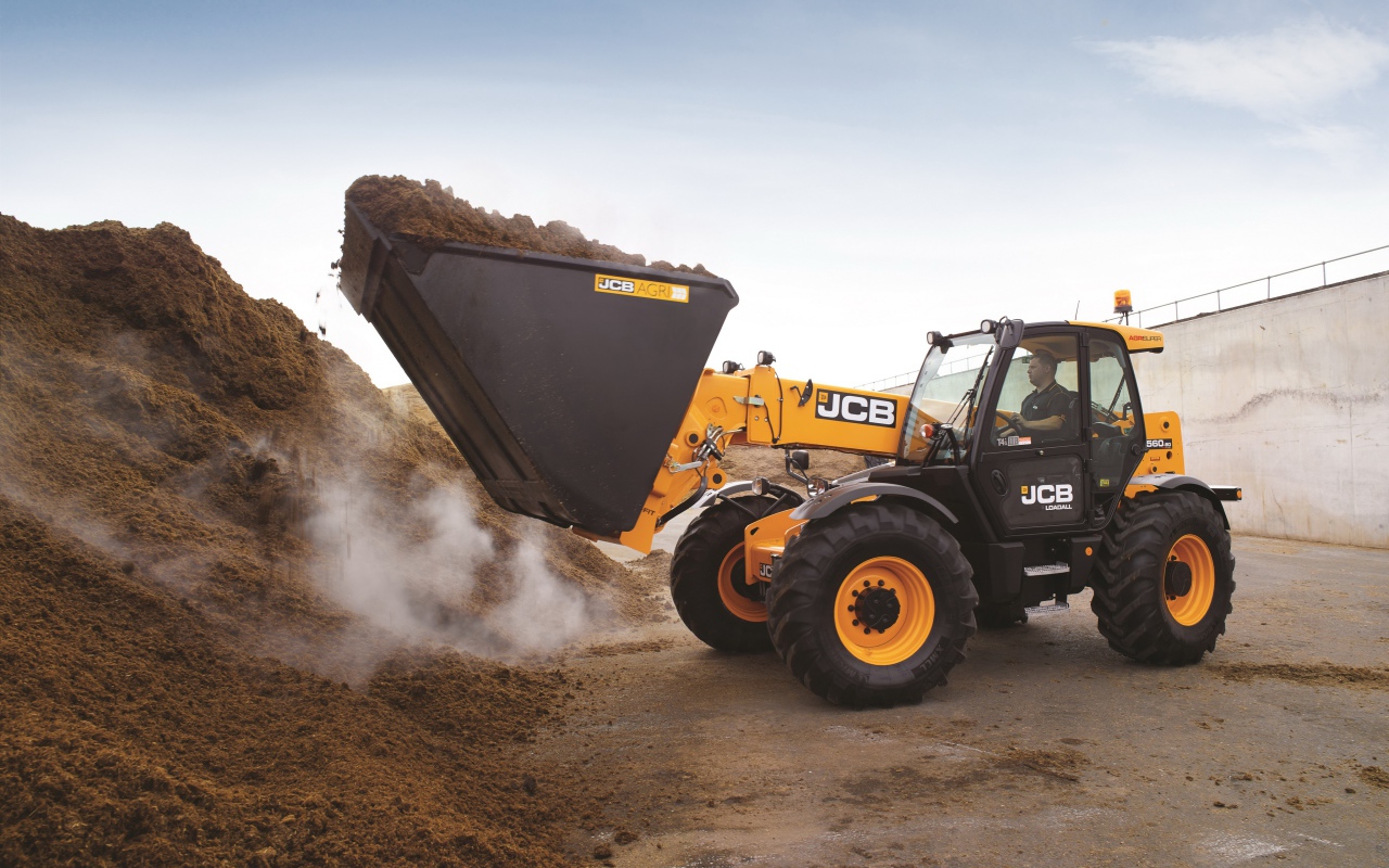 Экскаватор JCB 560-80 на работах 
