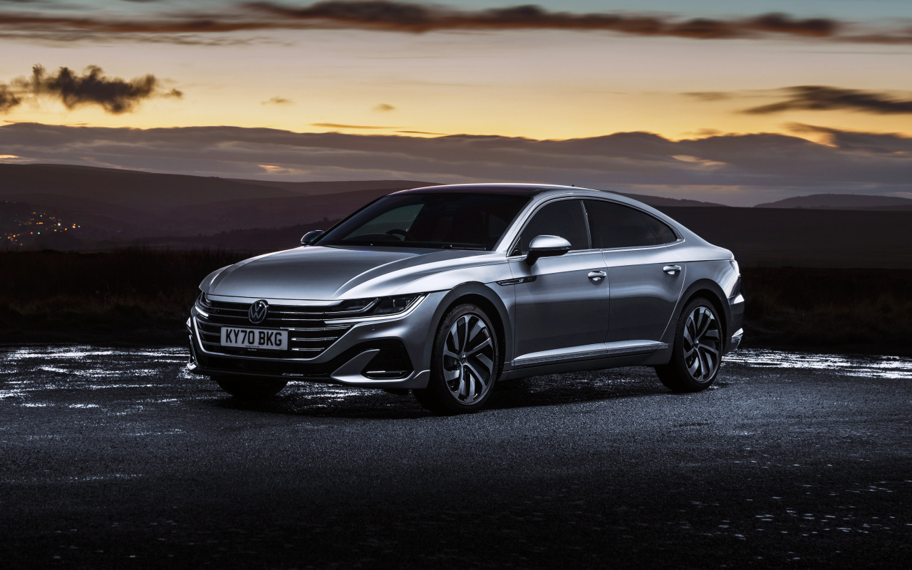 Серебристый автомобиль Volkswagen Arteon R-Line 2020 года