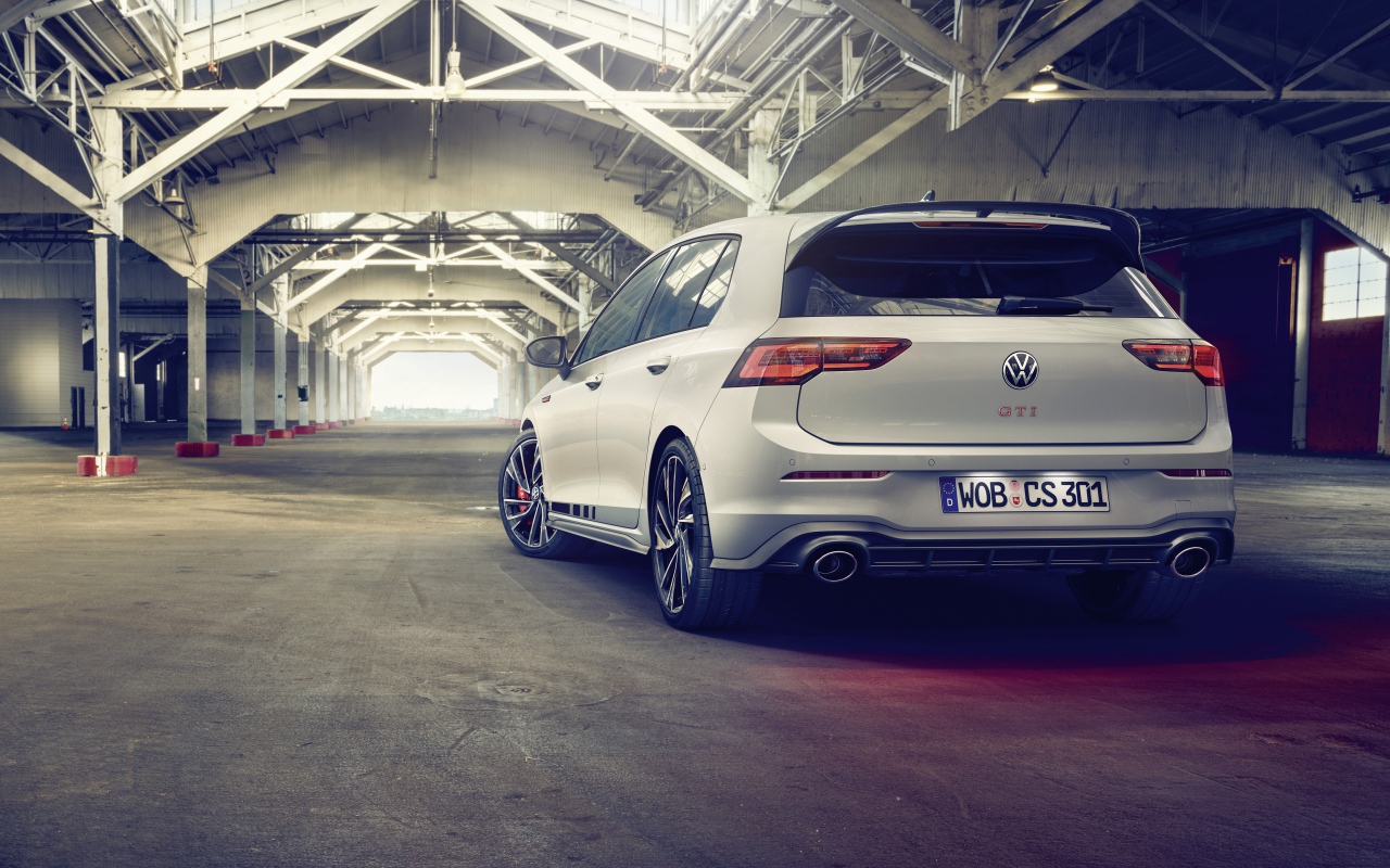 Автомобиль Volkswagen Golf GTI Clubsport 2020 года вид сзади 