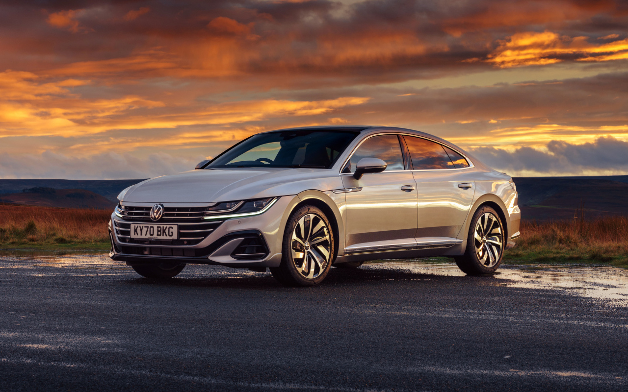 Серебристый автомобиль Volkswagen Arteon R-Line 2020 года на закате