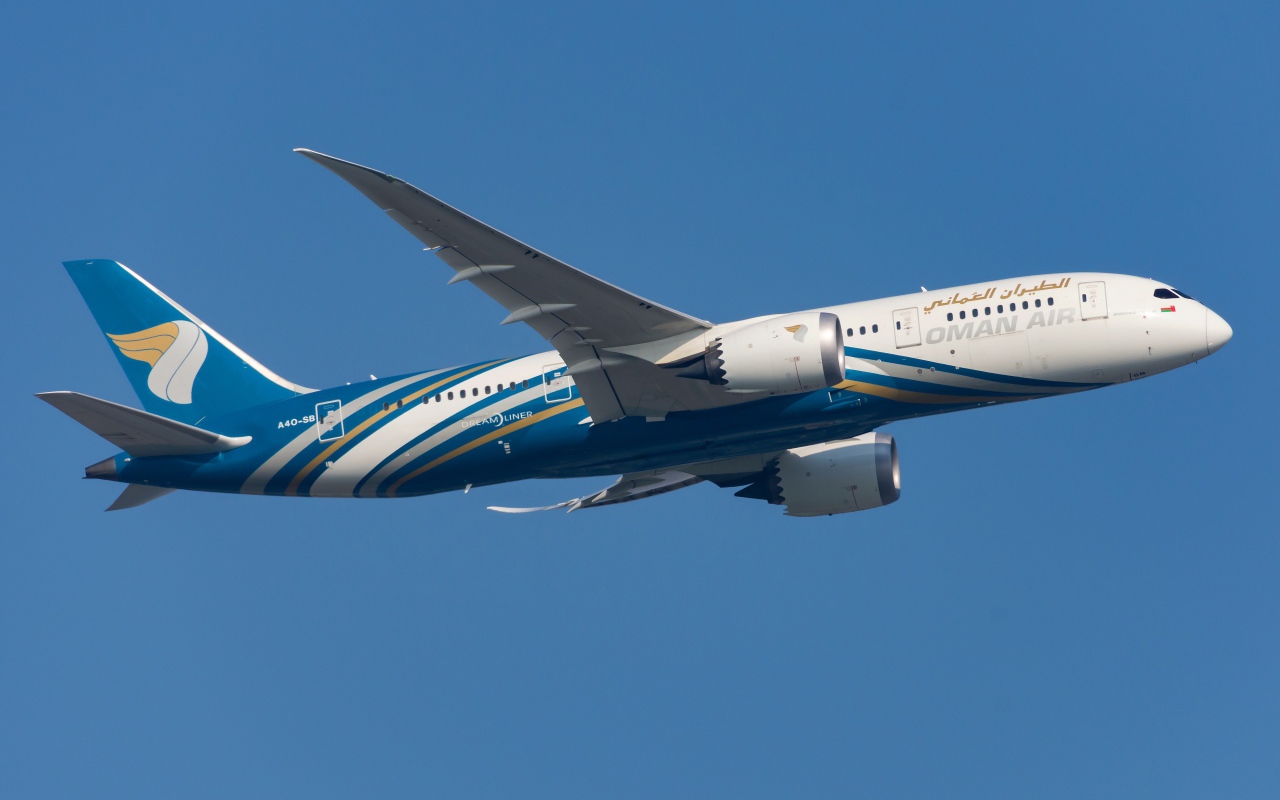 Пассажирский  Boeing 787-8 авиакомпании Oman Air в голубом небе