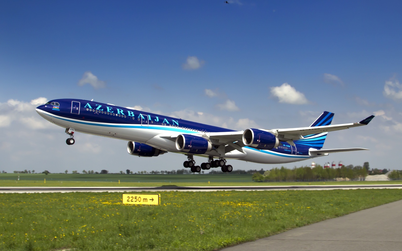 Пассажирский Airbus A-340-500 на взлетной полосе