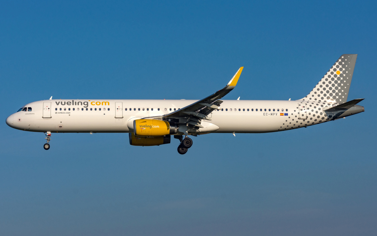 Пассажирский  Airbus A321-200S авиакомпании  Vueling в небе 