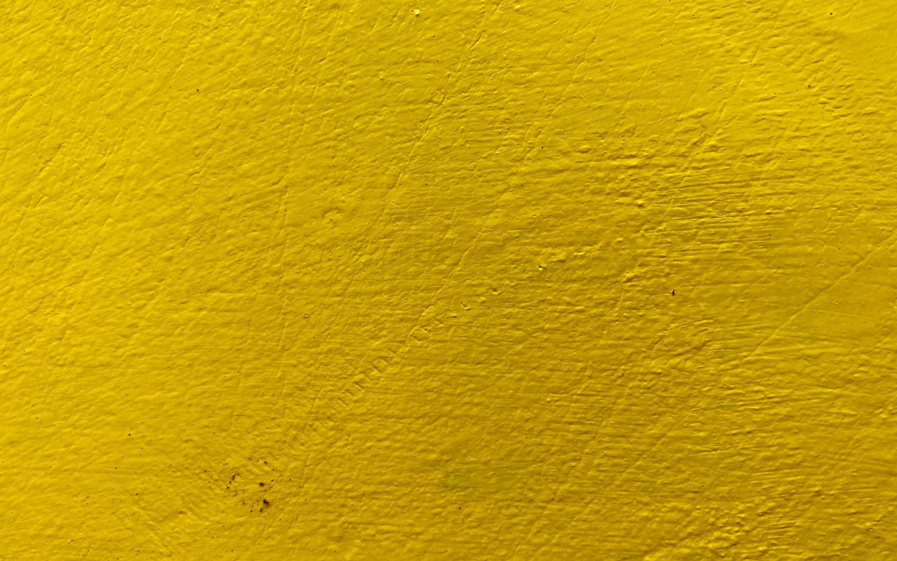 Стена окрашена в желтый цвет, фон 