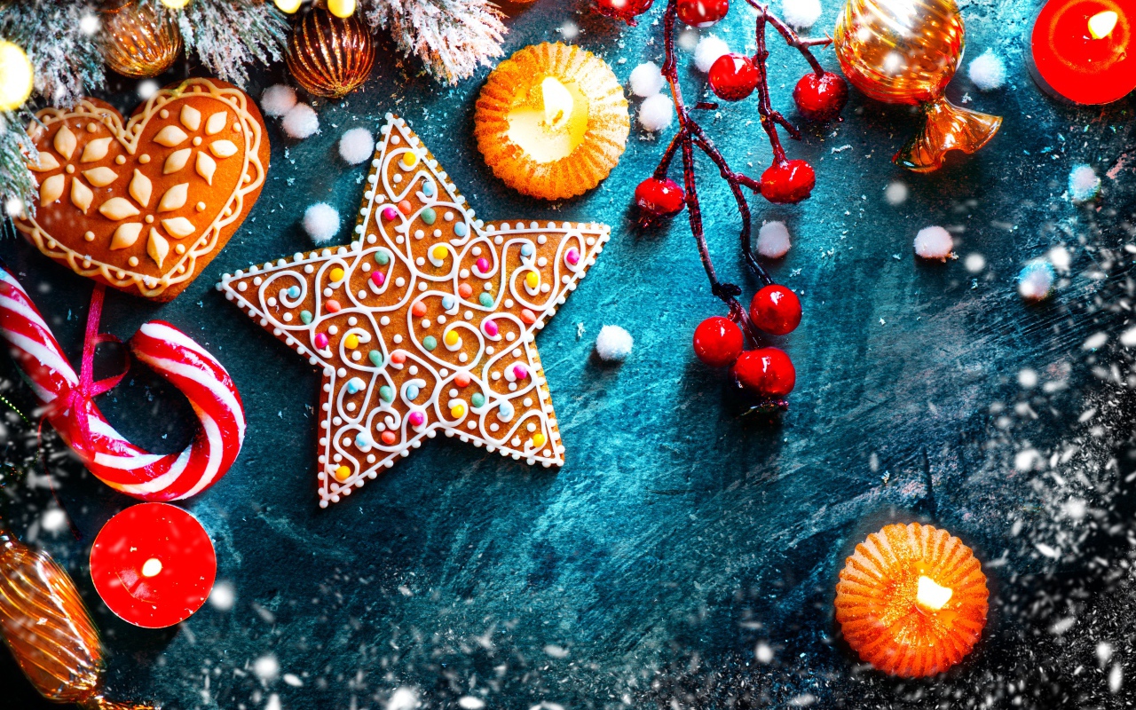Рождественские пряники с игрушками на столе 