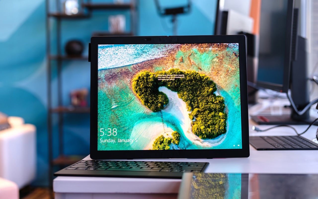 Стильный гибкий ноутбук Lenovo ThinkPad X1 Fold, 2020 года на столе