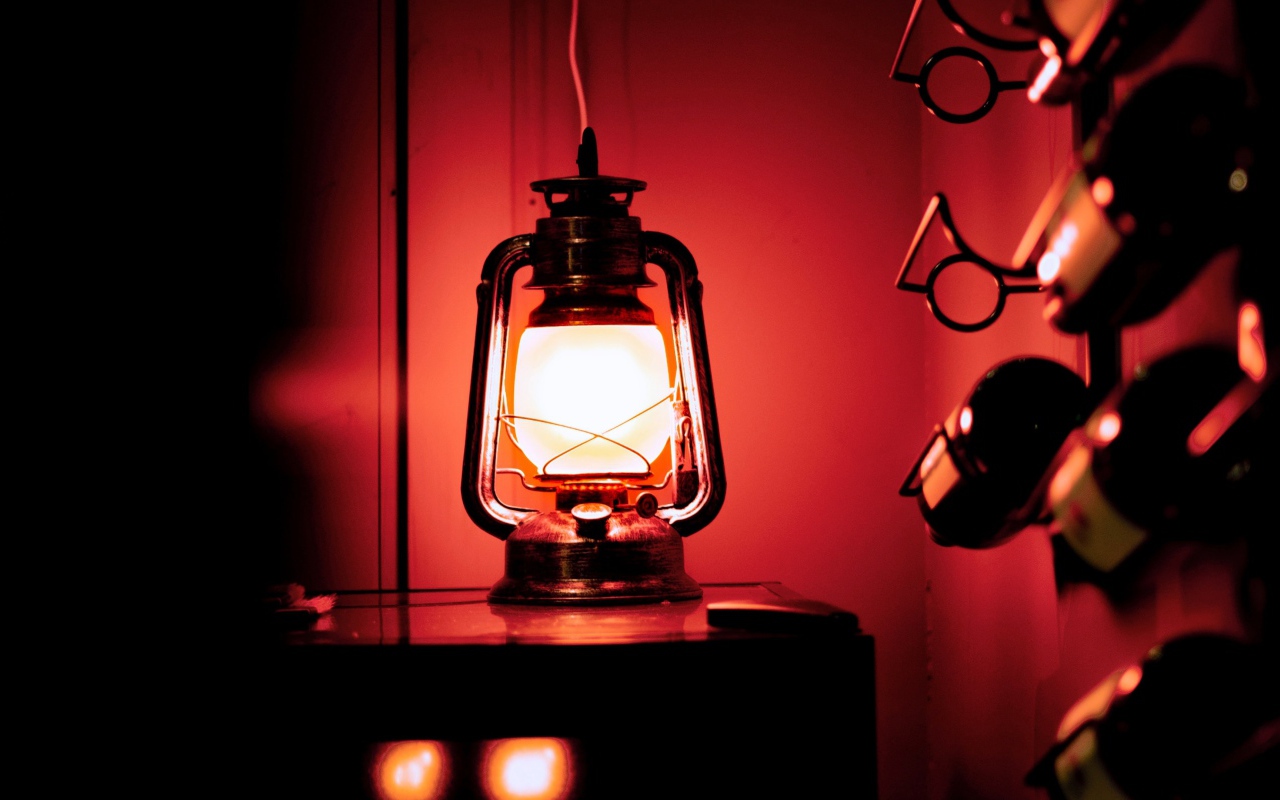 Керосиновая лампа стоит на столе в винном погребе 