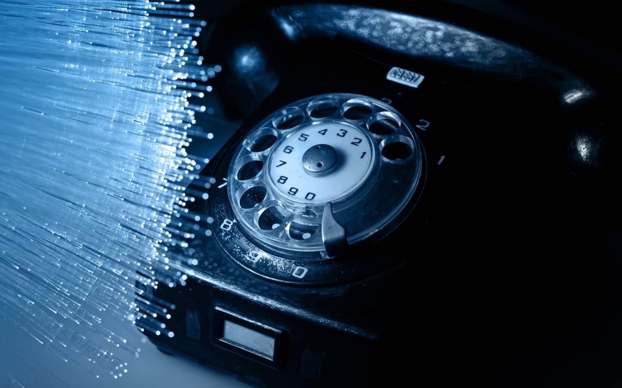 Черный ретро телефон на столе 