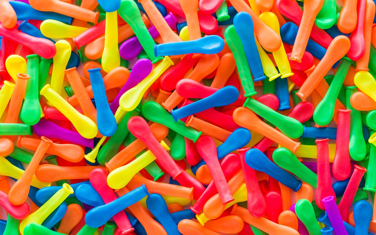 Разноцветные надувные шарики крупным планом