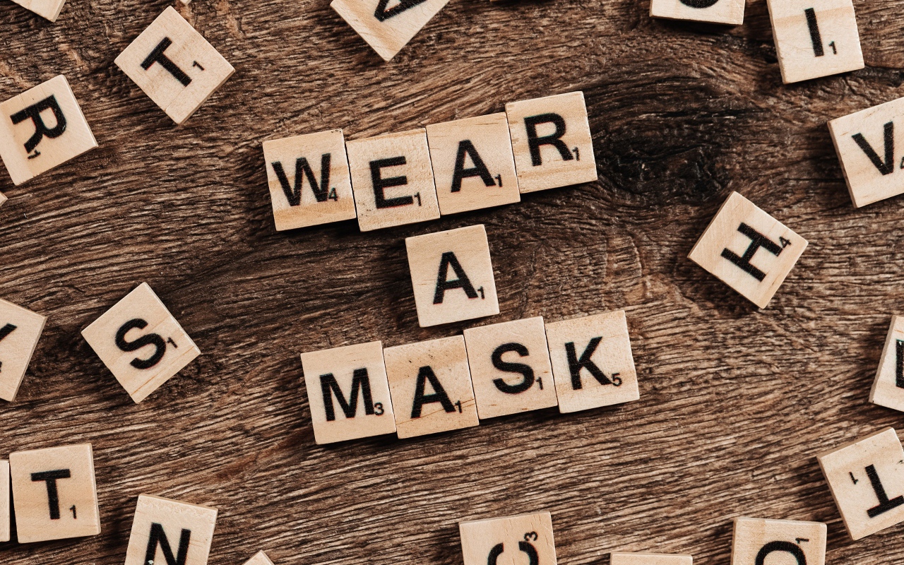 Кубики с буквами на английском языке на деревянном столе 