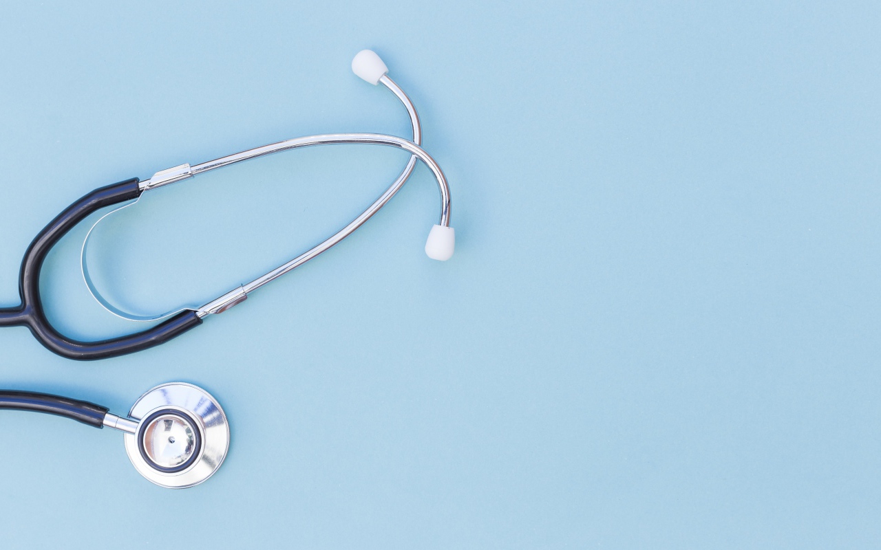 Фонендоскоп врача на голубом фоне