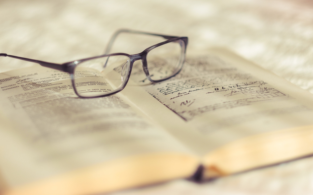 Очки для зрения лежат на книге