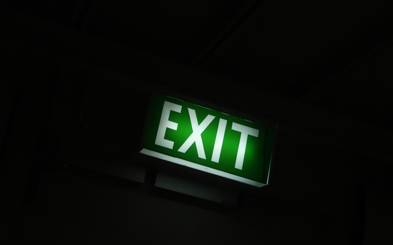 Зеленая надпись exit на черном фоне