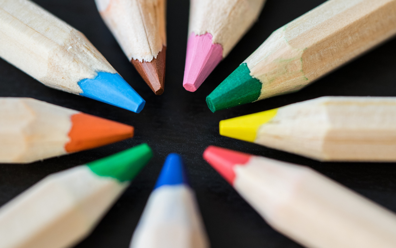 Заточенные разноцветные карандаши 