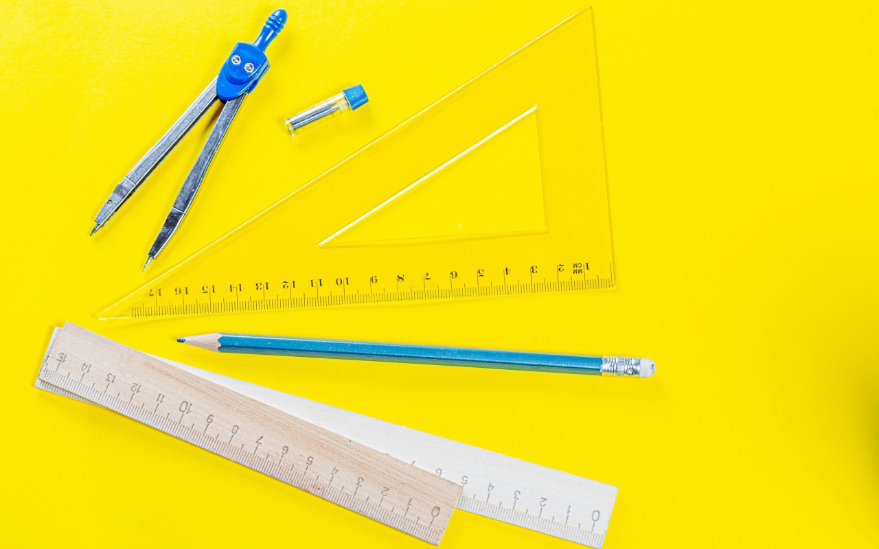 Канцелярские предметы на желтом фоне