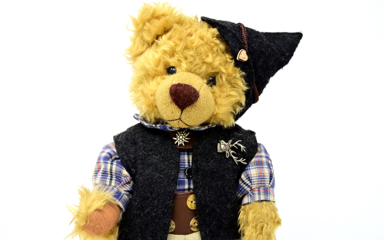 Медвежонок Тедди в костюме на белом фоне