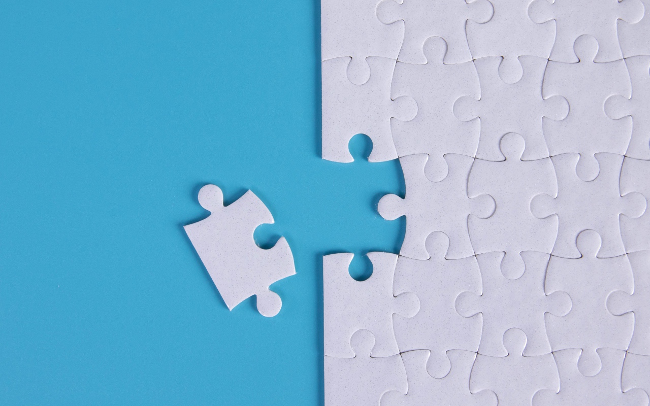 Белый пазл на голубом фоне
