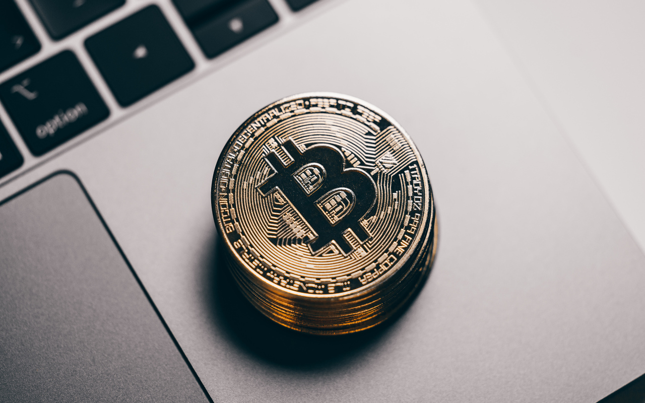 Монеты биткоин лежат на ноутбуке