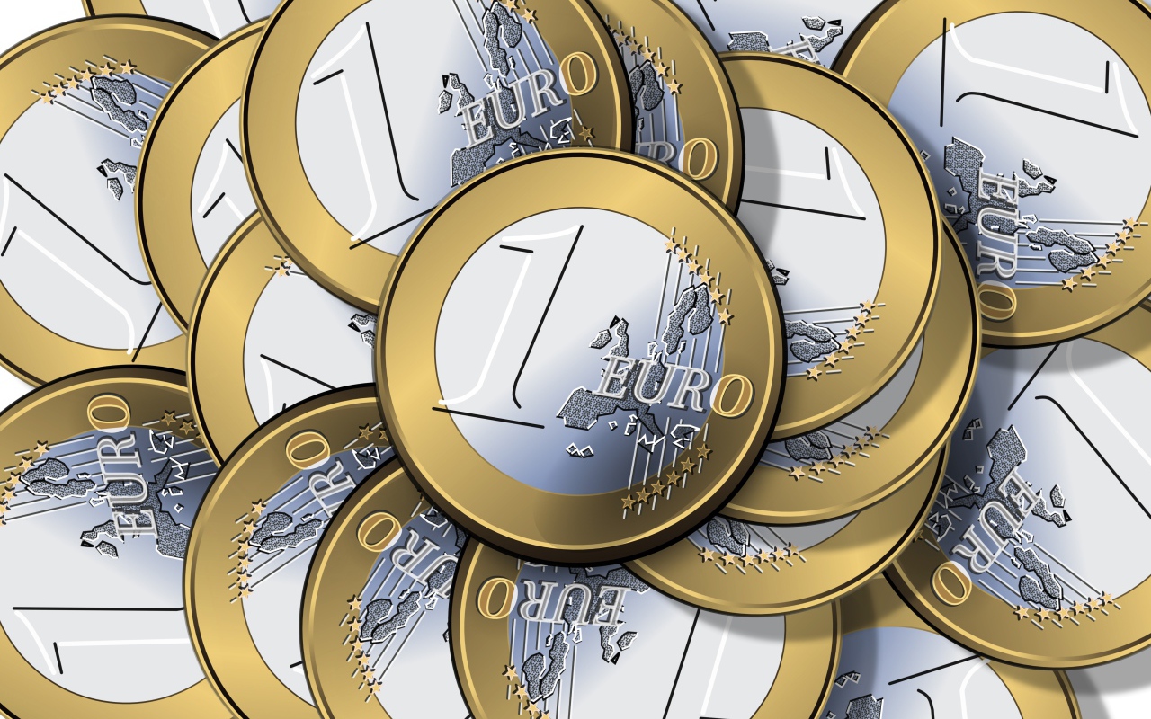 Много монет в один евро крупным планом 