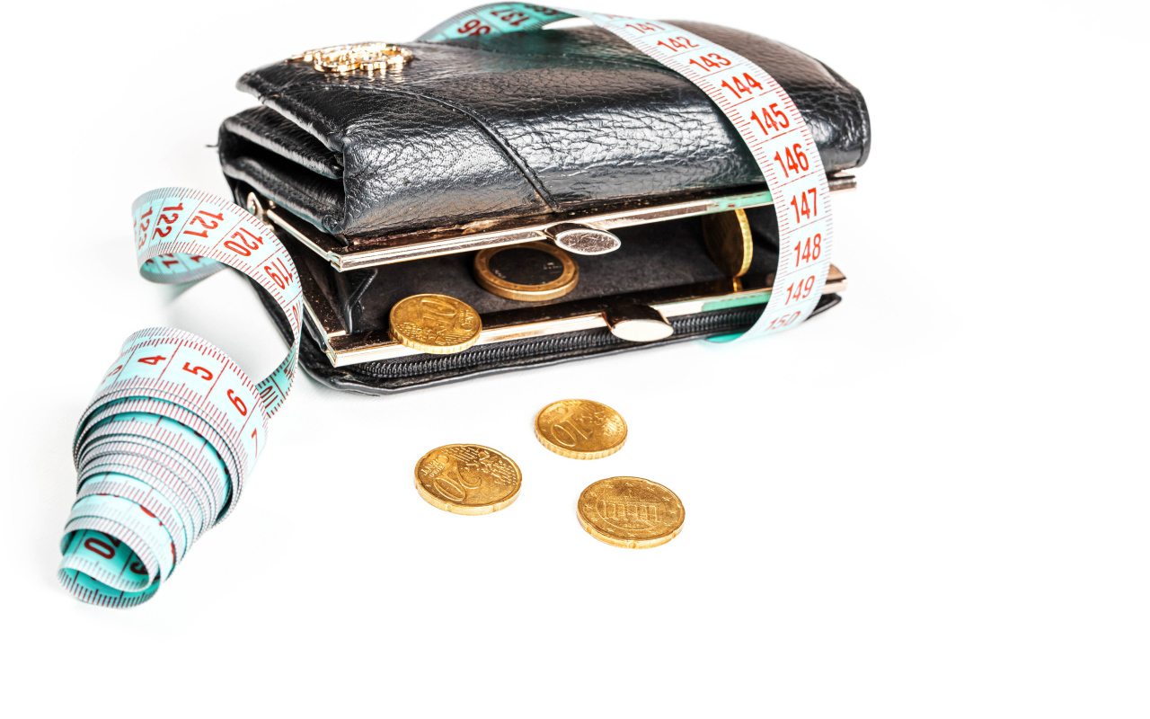 Черный кожаный кошелек с монетами и сантиметром на белом фоне