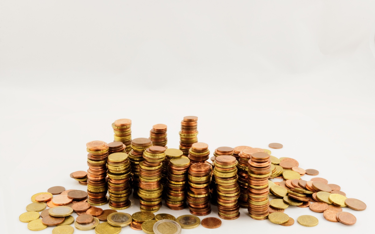 Много монет евро на белом фоне 