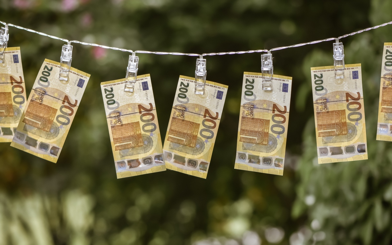 Банкноты по двести евро сохнут на веревке 