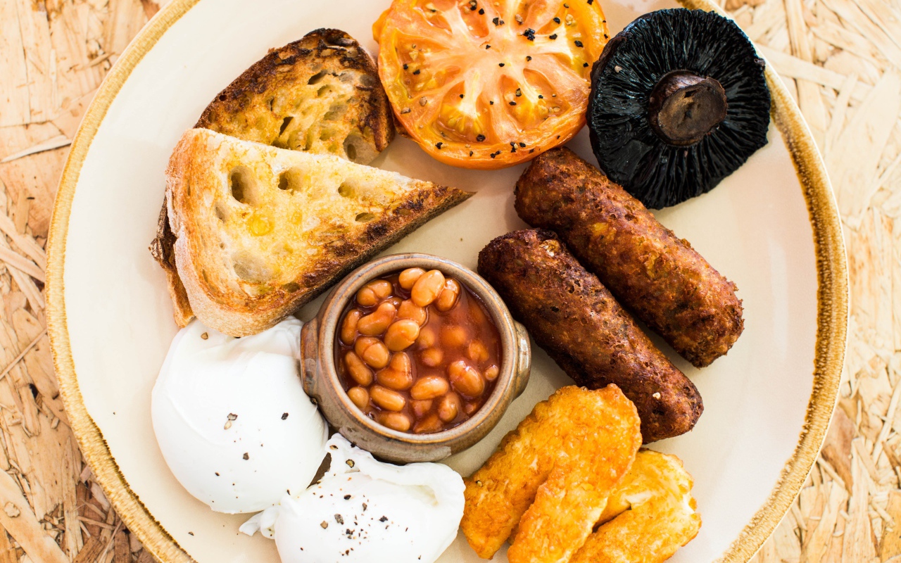 Запеченные овощи на тарелке с фасолью и гренками 