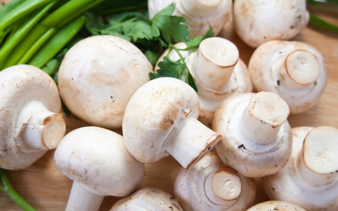 Шампиньоны крупным планом на столе 