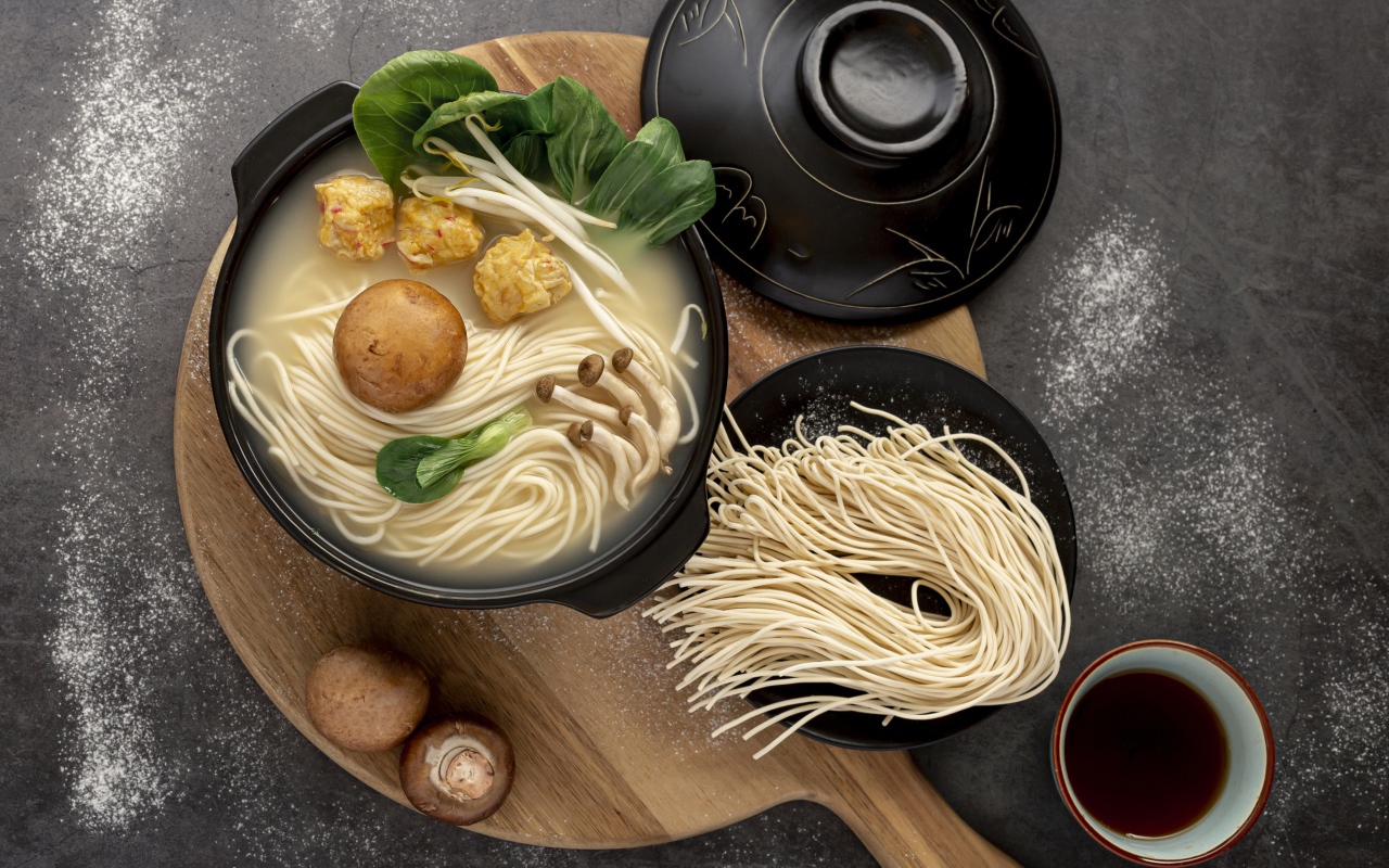 Китайская лапша с грибами и зеленью 