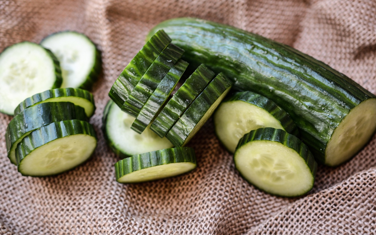 Нарезанный кругами огурец на столе 