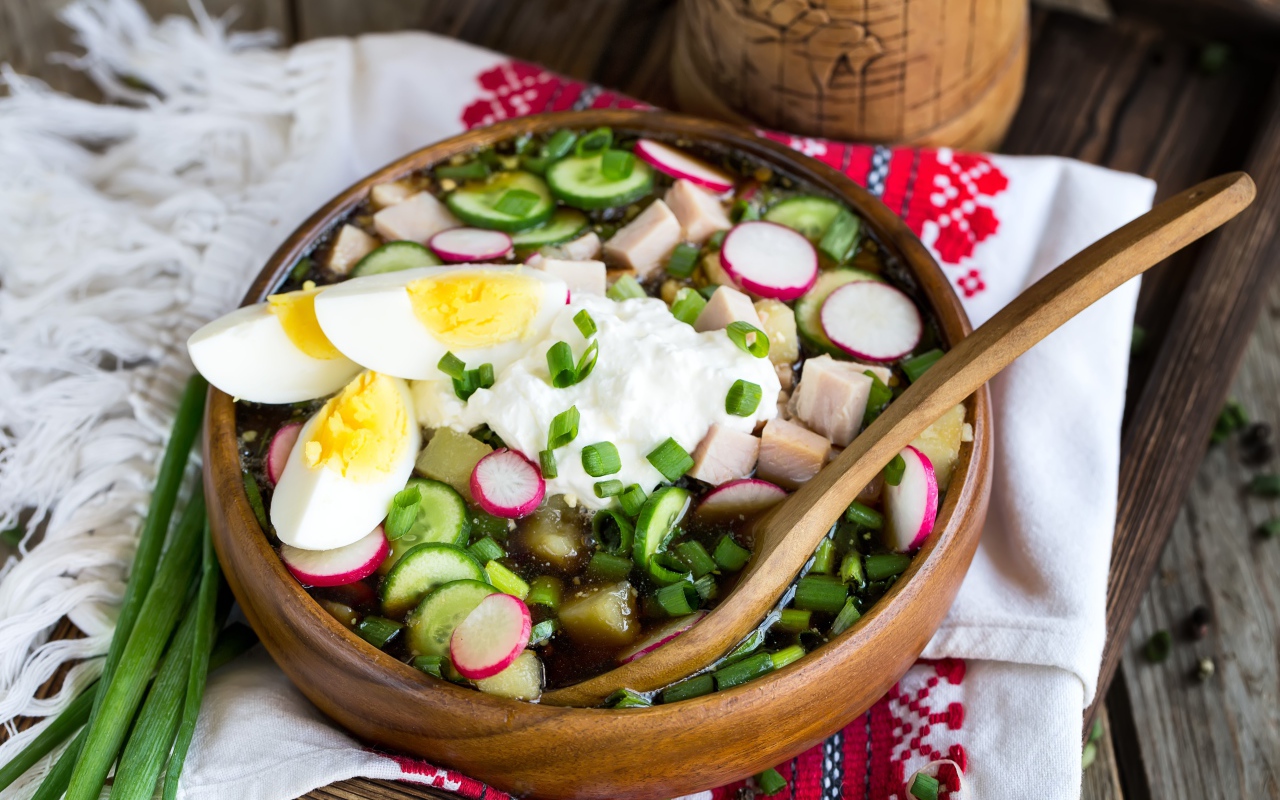 Холодная окрошка в деревянной миске на столе 