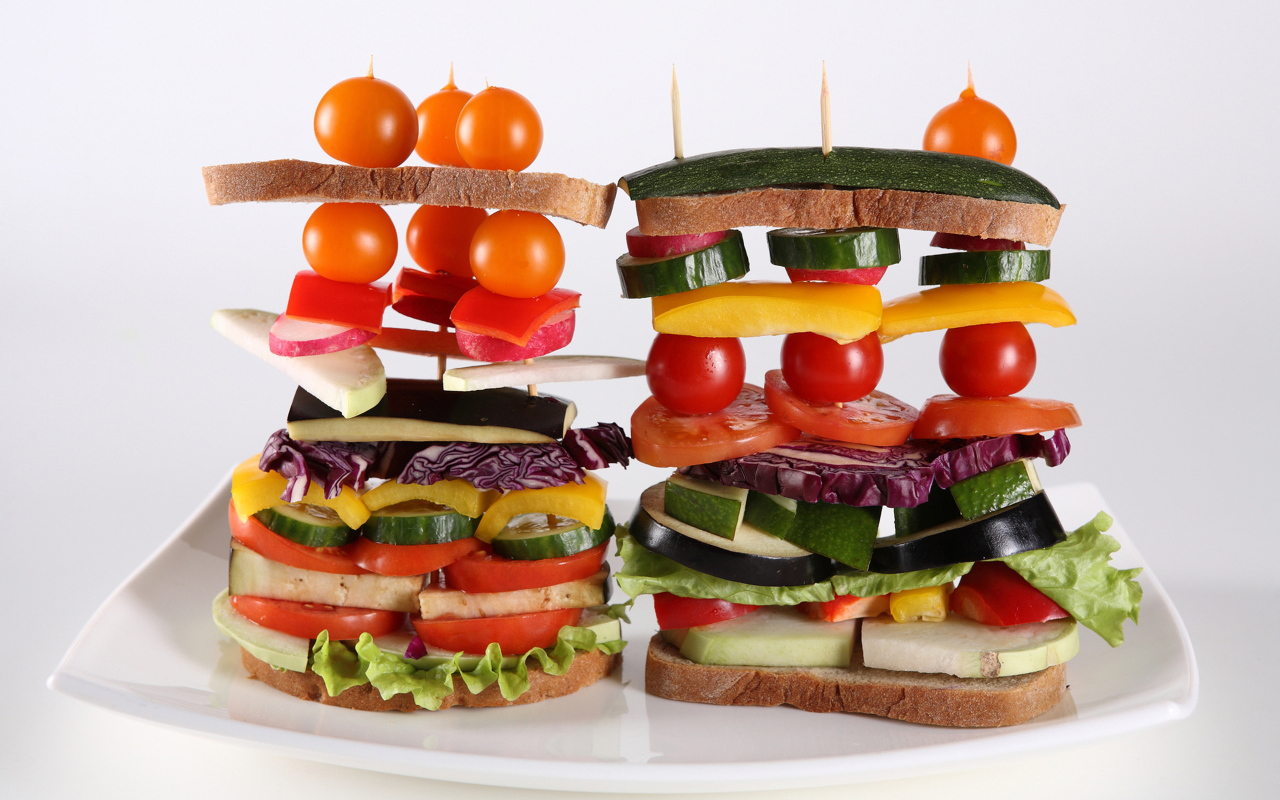 Креативный бутерброд на белой тарелке 