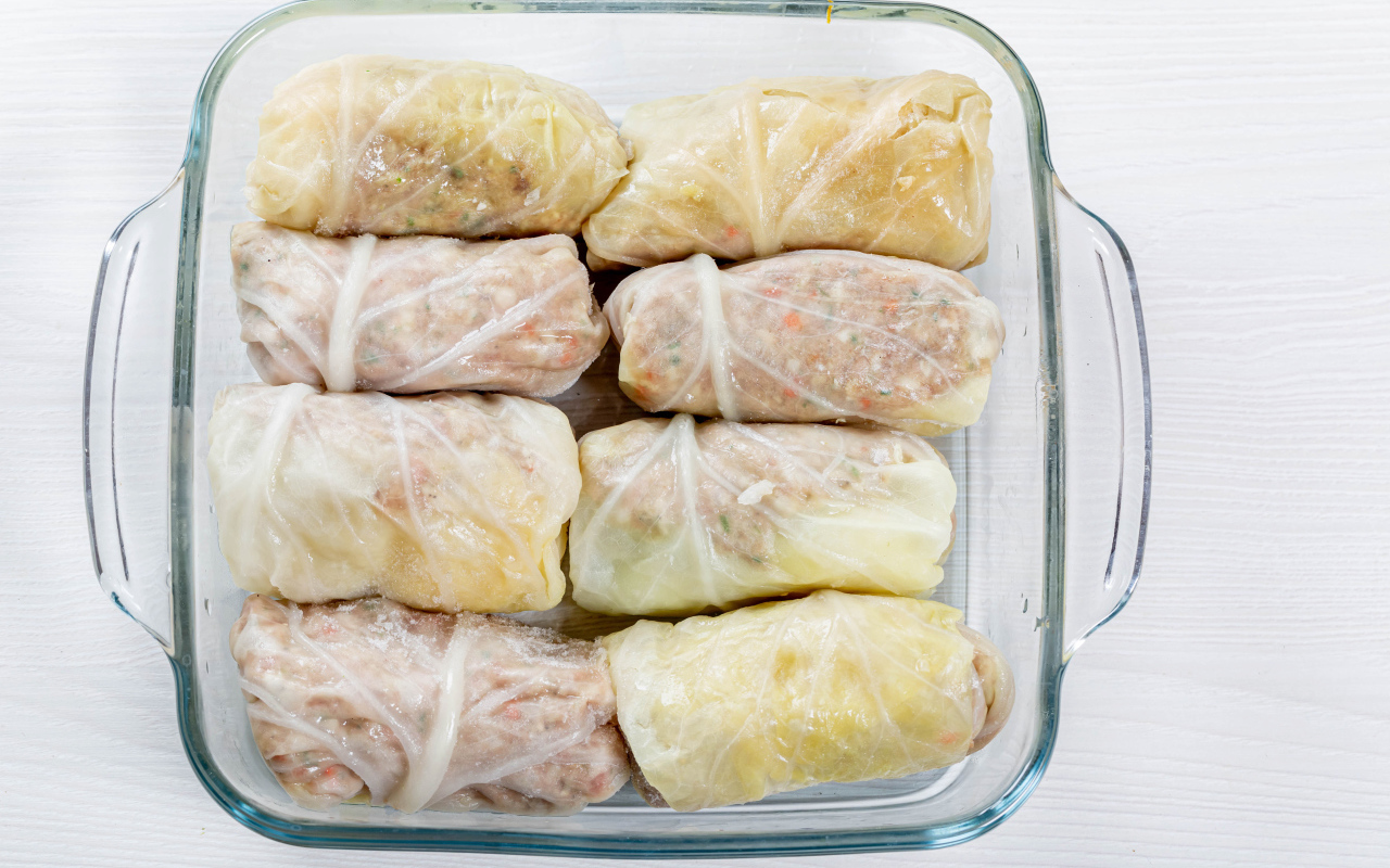Вкусные голубцы в стеклянной посуде на столе