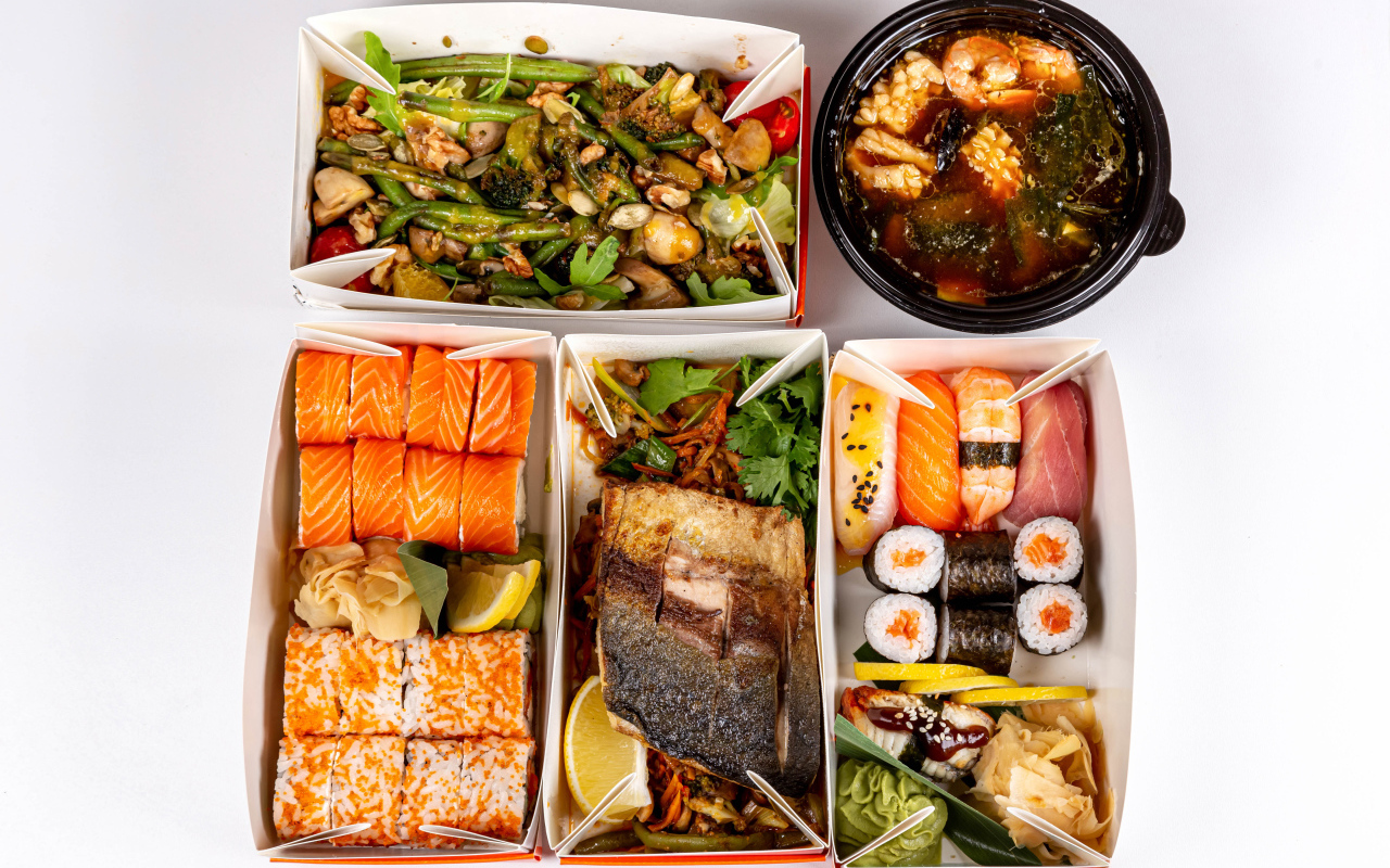 Вкусная острая китайская еда на белом фоне