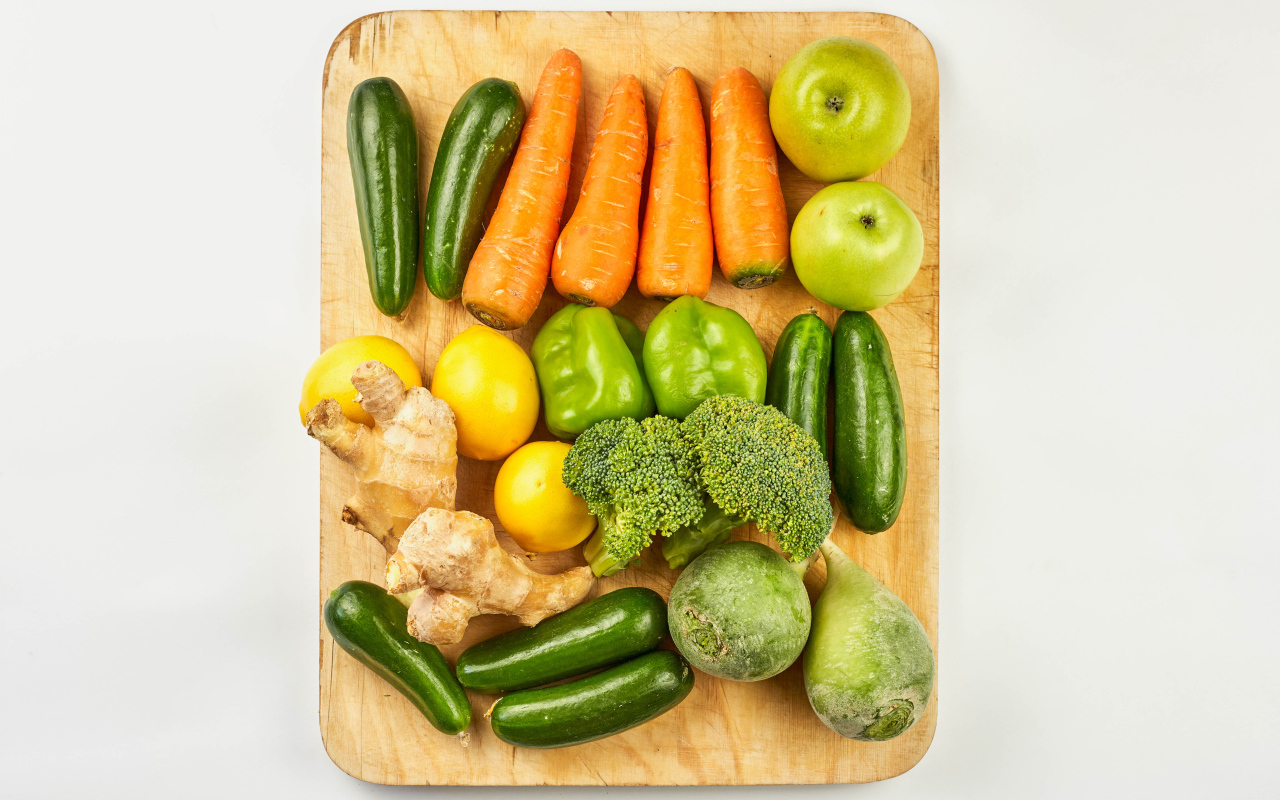 Свежие овощи и фрукты на разделочной доске