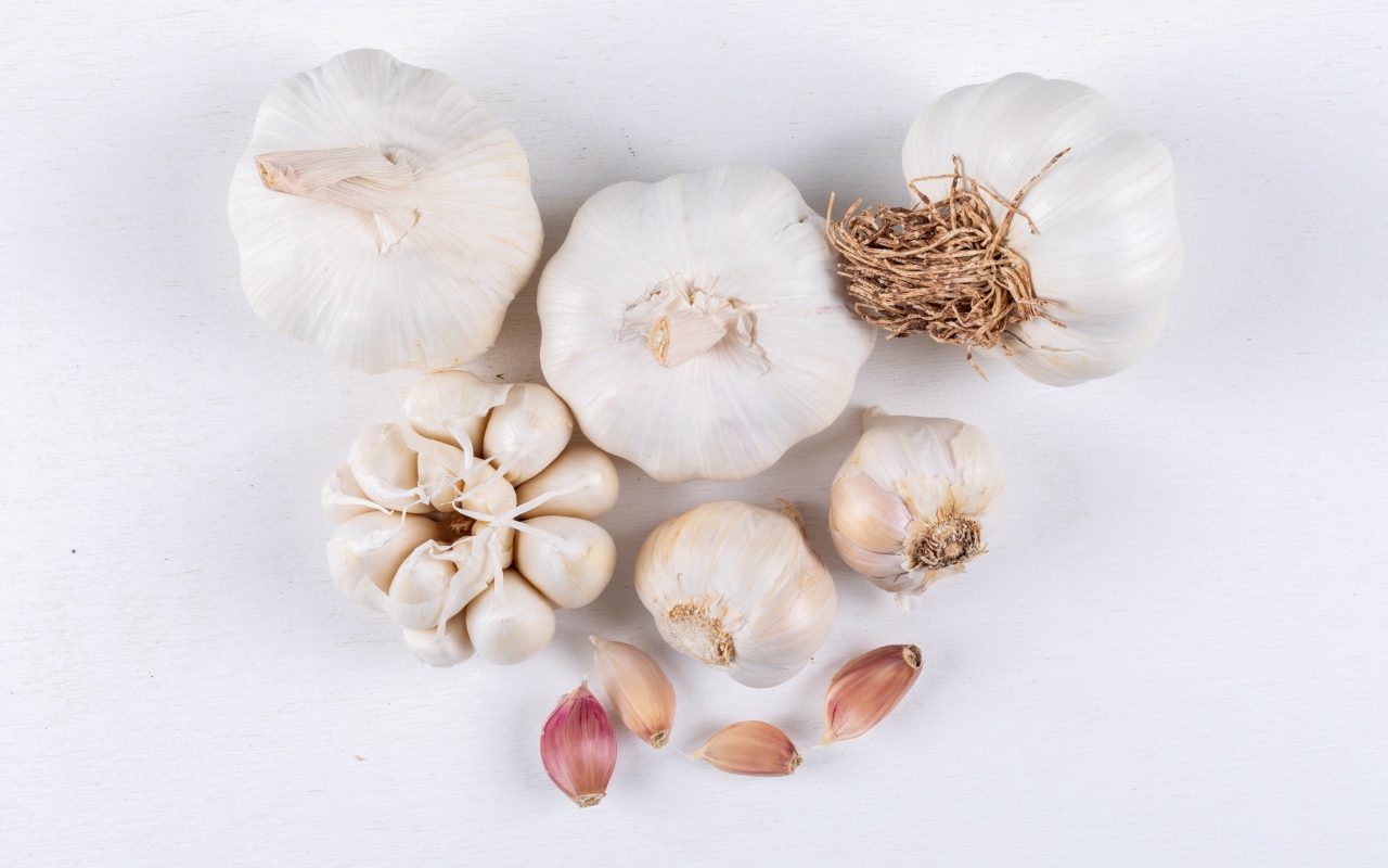 Чеснок на белом фоне крупным планом 